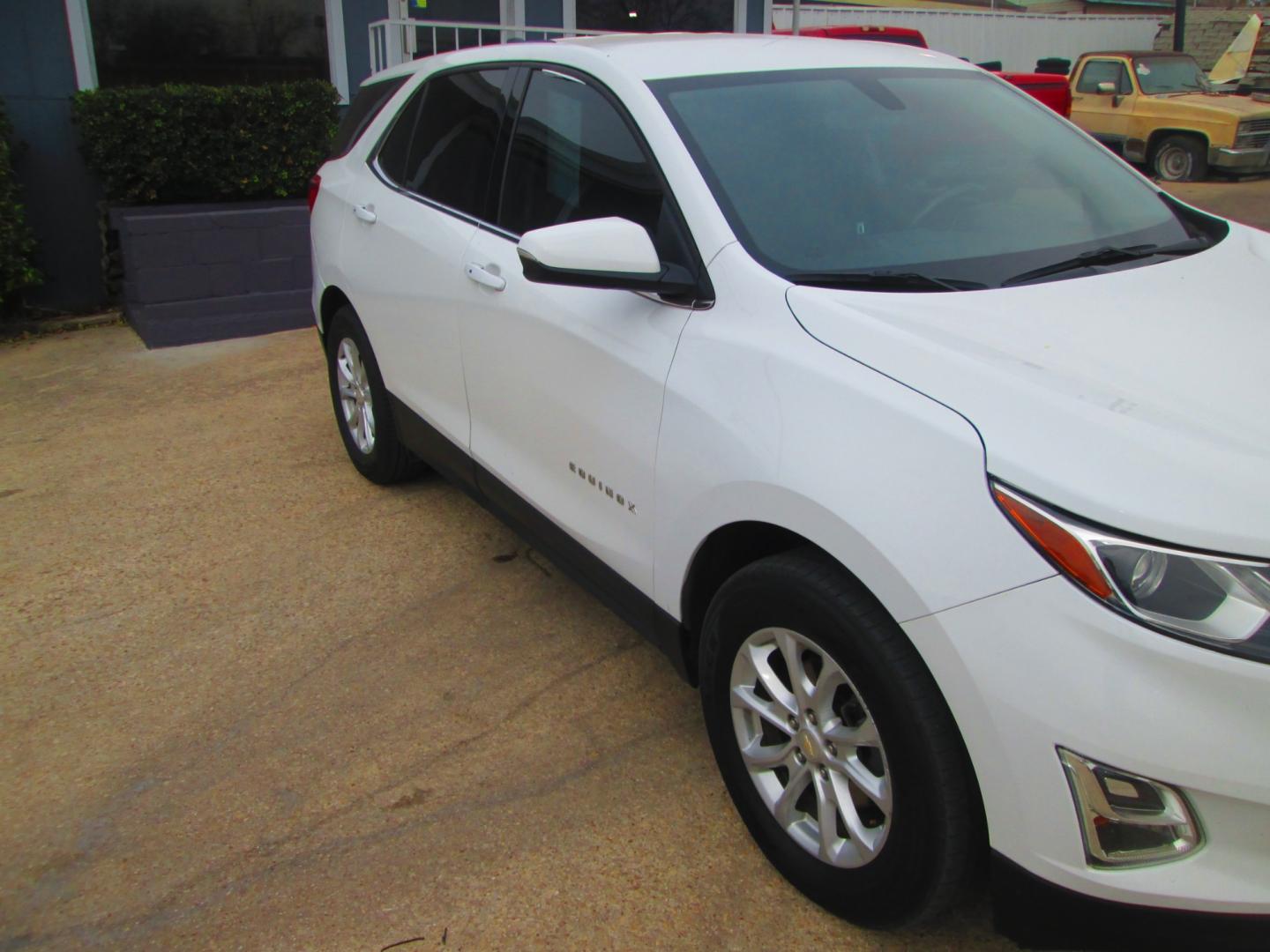 2019 WHITE Chevrolet Equinox LT AWD (2GNAXUEV2K6) with an 1.5L L4 DOHC 16V TURBO engine, 6A transmission, located at 1815 NE 28th St., Fort Worth, TX, 76106, (817) 625-6251, 32.795582, -97.333069 - Photo#2